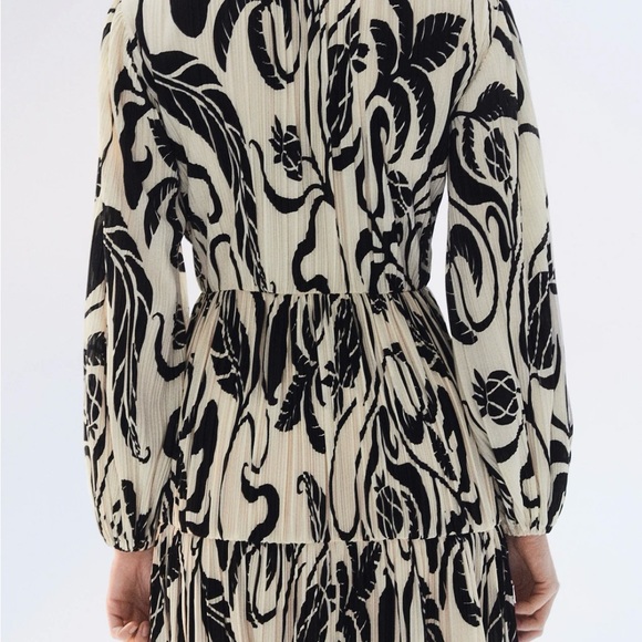 H&M Plisse Dress - balloon sleeve v-neck - Picture 3 of 7